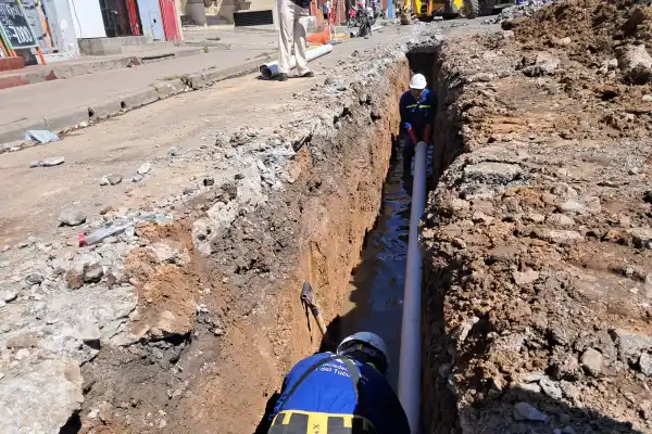 La SAT está renovando un colector cloacal en Av. Belgrano al 1500