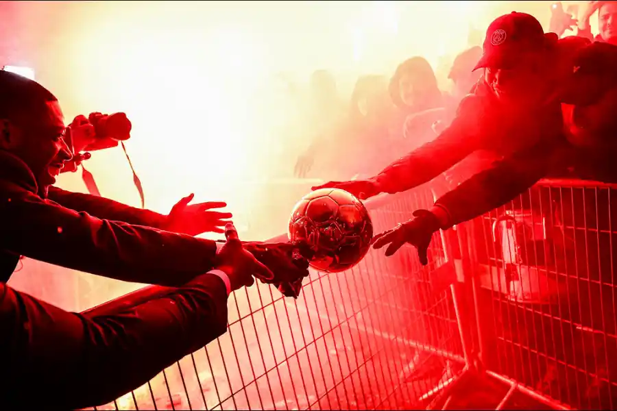 CERCANÍA CON LA GENTE. El flamante Balón de Oro permitió que un hincha tocara el trofeo en un gesto que recorrió el mundo.