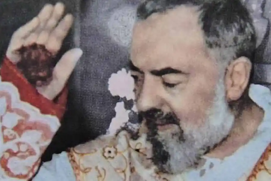 La increíble vida del Padre Pío: estigmas, ataques demoniacos, milagros y 16 horas en el confesionario