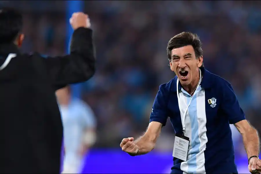 MANO AL CIELO. Gustavo Costas festejó con euforia la vuelta de Racing a una semifinal de Copa Libertadores.