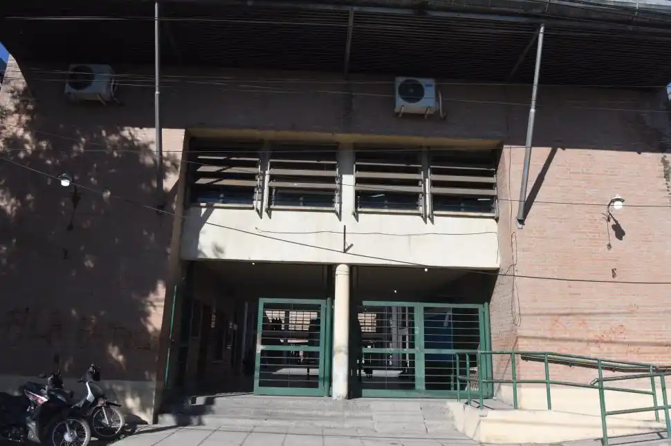 INSTITUCIÓN. La fachada de la Escuela Técnica N°1, que se encuentra cerca de la entrada de Monteros.
