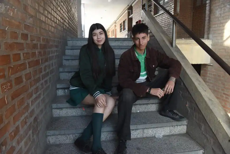 FUTURO. Valentín sabe tocar varios instrumentos, hace teatro y sueña con estudiar música; Ana Paula ve su camino en el área de la salud o idiomas