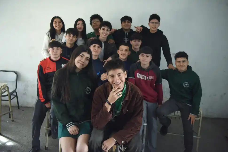 ACOMPAÑADOS. Ana Paula y Valentín con todos sus compañeros de sexto año de informática, en el aula donde estudian a diario.