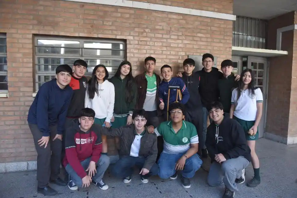 JUNTOS. En cada rincón de la escuela los finalistas fueron felicitados.
