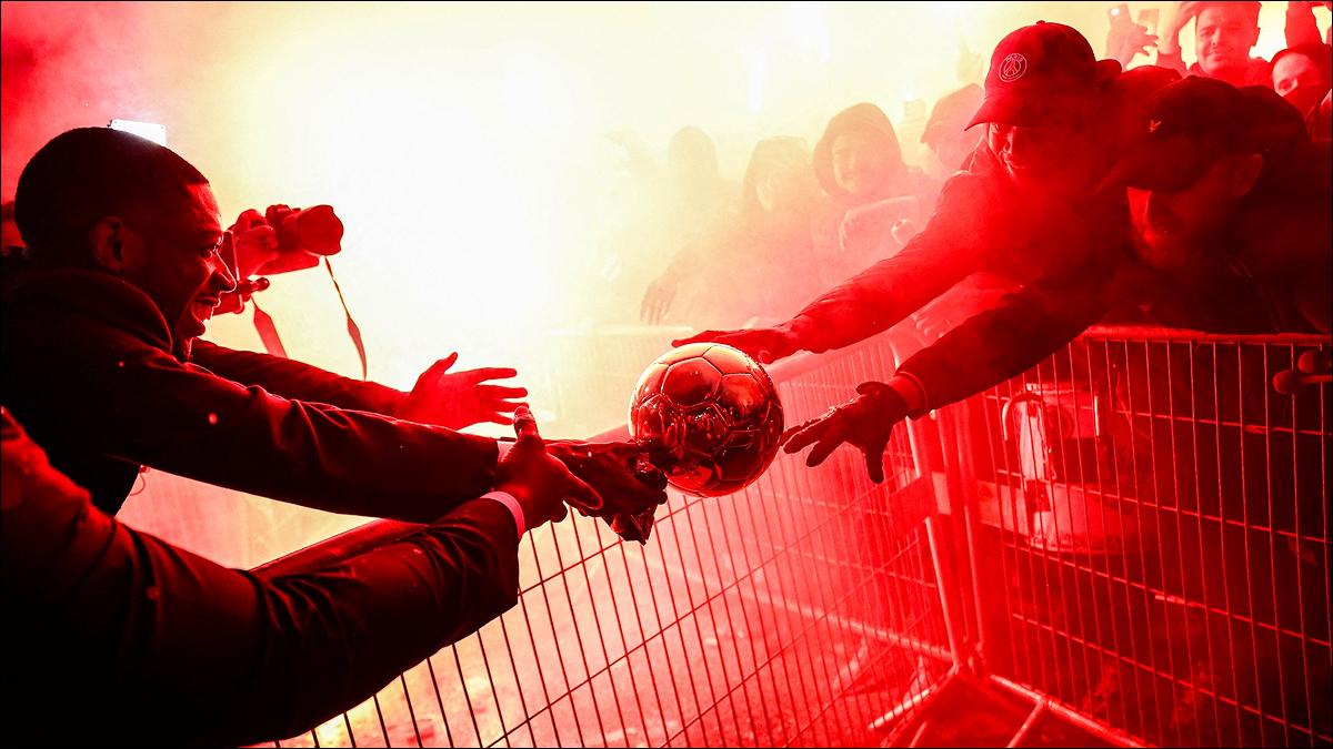 CERCANÍA CON LA GENTE. El flamante Balón de Oro permitió que un hincha tocara el trofeo en un gesto que recorrió el mundo.