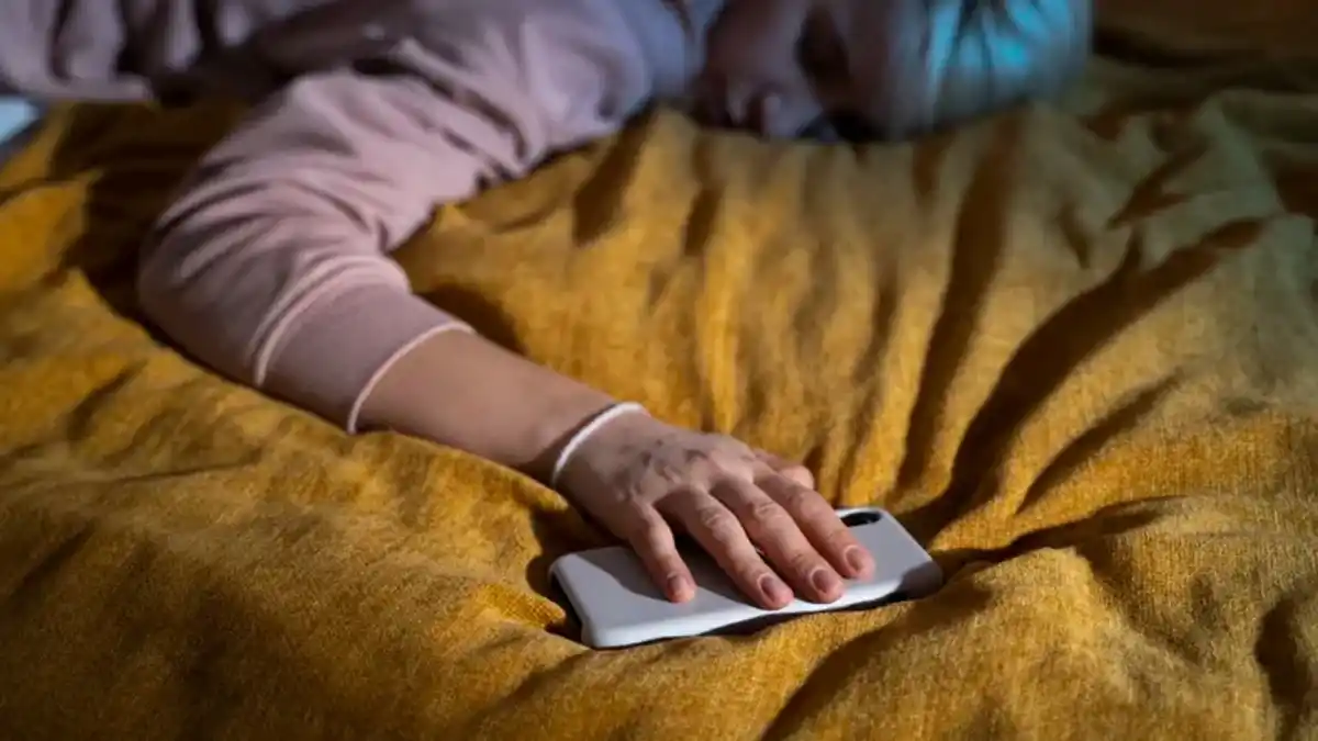 Dormir con el celular en la mesa de luz: los riesgos para la salud y el sueño