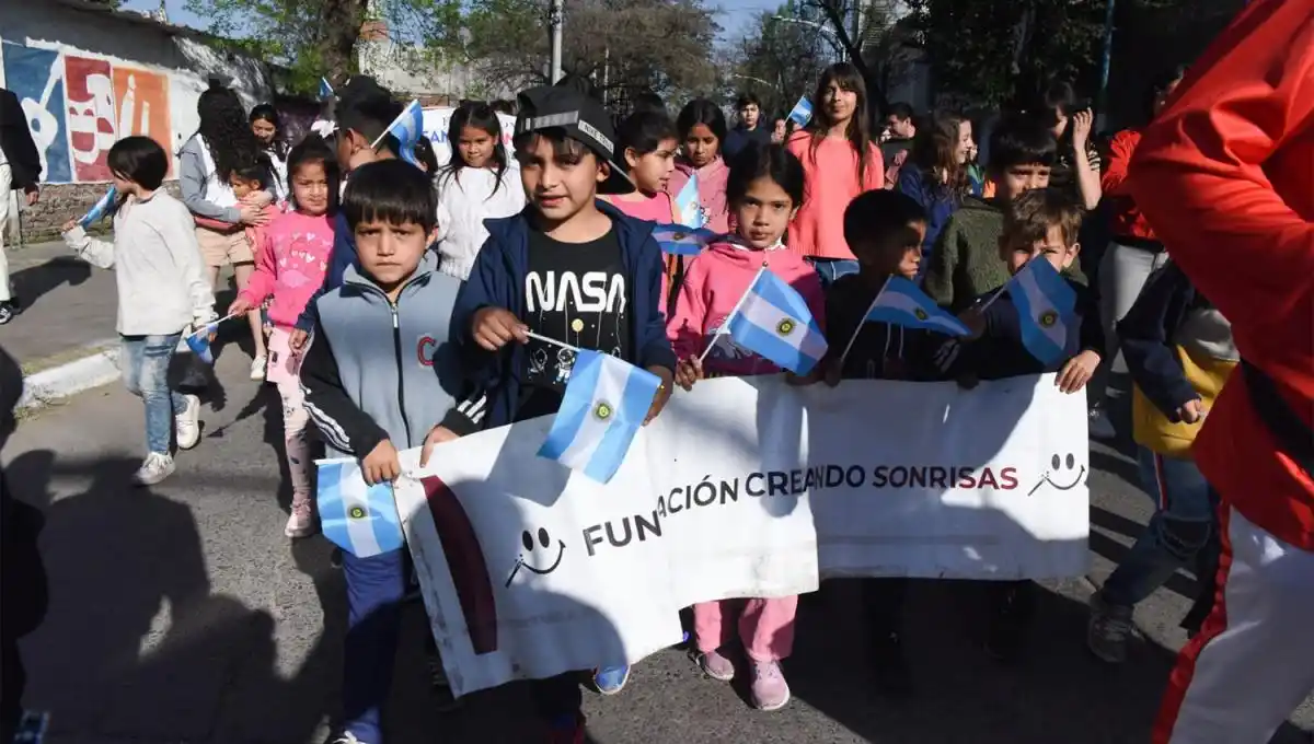 CON BANDERAS. La caminata fue sumando a los vecinos e integrantes de diferentes agrupaciones. LA GACETA / FOTO DE ANALÍA JARAMILLO