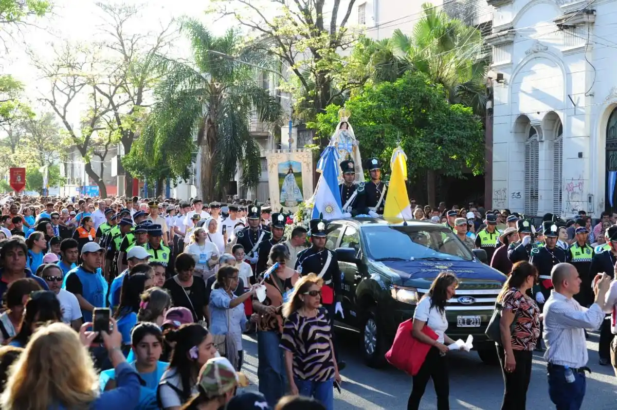 Miles de fieles participan de la procesión en honor a la Virgen de la Merced