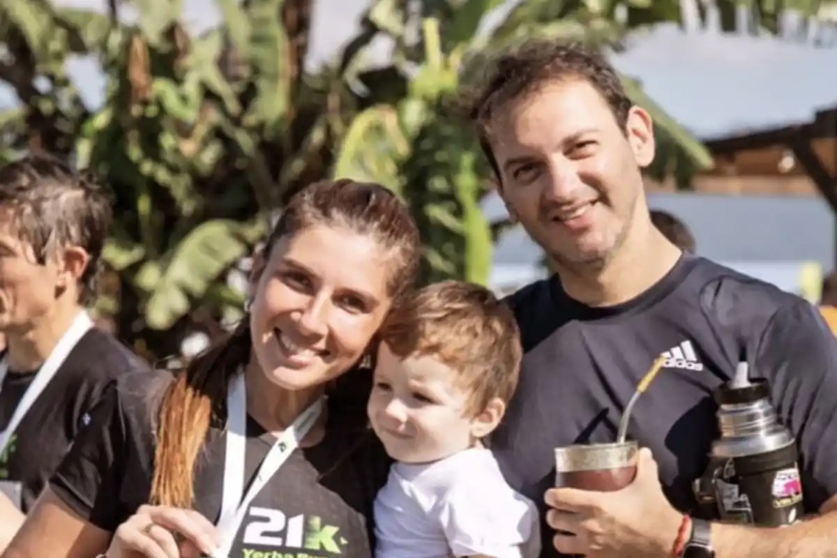 FELICIDAD. Analú posa, junto a su hijo y a su pareja, luego de participar de una carrera.
