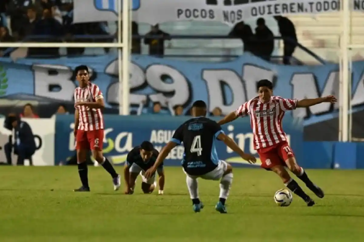 OPCIÓN. Nicolás Castro domina la pelota en primer plano y al fondo aparece Gustavo Abregú en la zaga central, posición que vuelve a instalar el debate sobre si su mejor aporte está en el mediocampo.