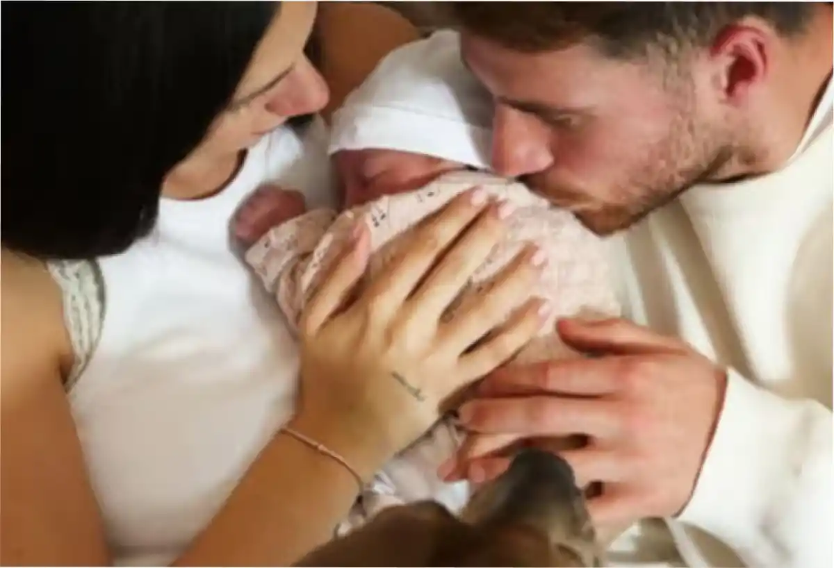 Alexis Mac Allister y Ailén Cova dieron a luz a su primera hija.