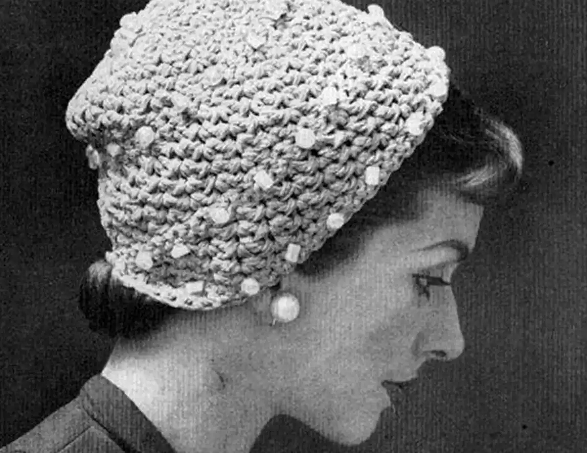 MODA DE ANTES Y DE HOY. Las flappers incorporaron los gorros tejidos a su vestimenta, convirtiéndolos en un accesorio de moda que transmitía libertad y modernidad. / PINTEREST
