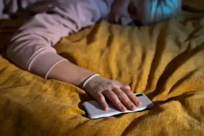 Dormir con el celular en la mesa de luz: los riesgos para la salud y el sueño