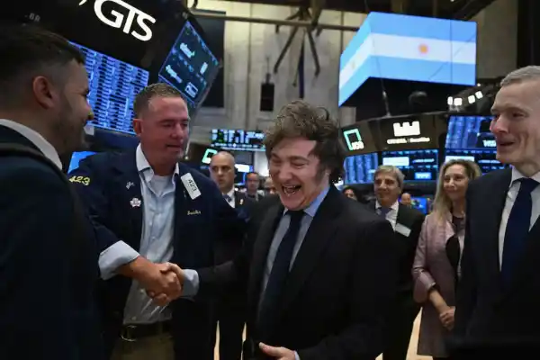 Bonos y acciones se disparan, el dólar cae y el riesgo país se desploma tras el respaldo de EE.UU.