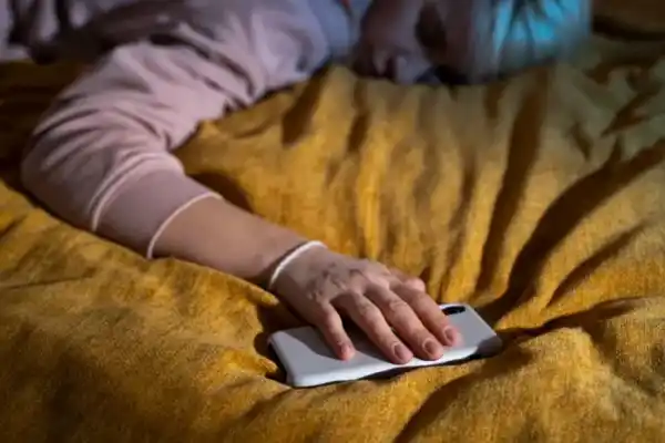 Dormir con el celular en la mesa de luz: los riesgos para la salud
