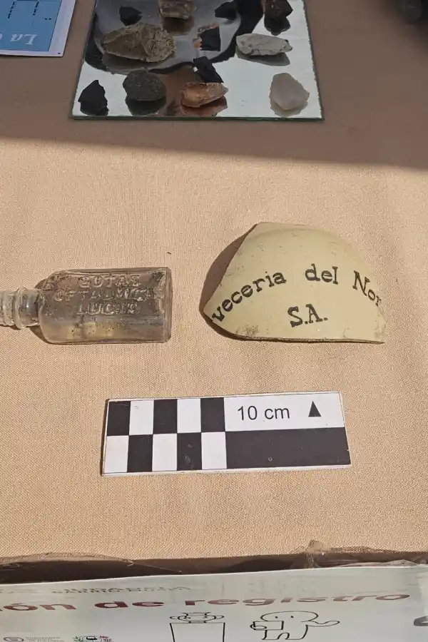 HALLAZGOS. Los arqueólogos registraron un frasco de medicamento y un trozo de botella de gres de cerveza que narran la vida cotidiana de 1900. LA GACETA / FOTO DE BELÉN CASTELLANO