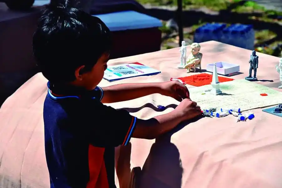 MAQUETA DE LA CIUDADELA. Un niño juega con la impresión en 3D.