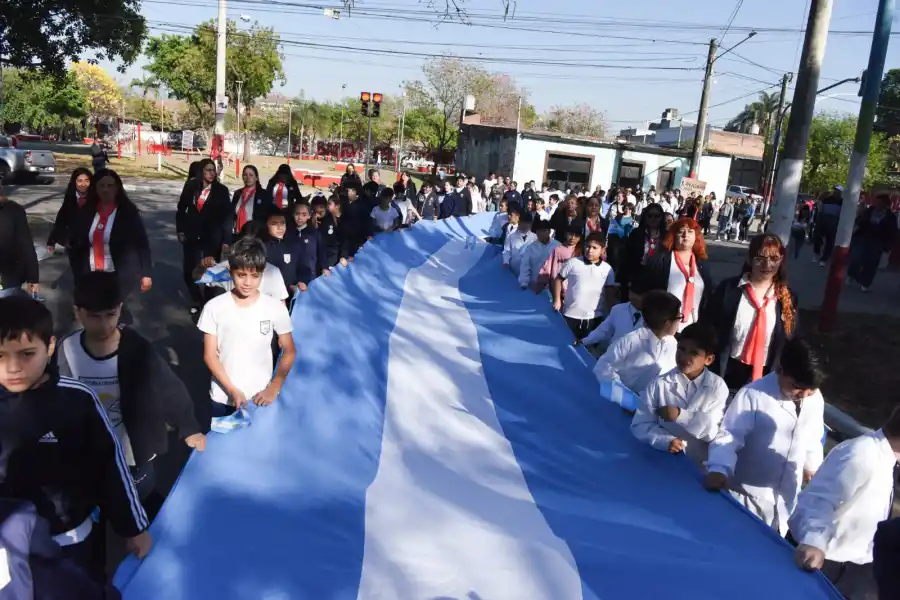 APRENDIZAJE. Estudiantes de la escuela Ciudadela participaron del desfile para sentir la historia de cerca. LA GACETA/ FOTO DE ANALÍA JARAMILLO