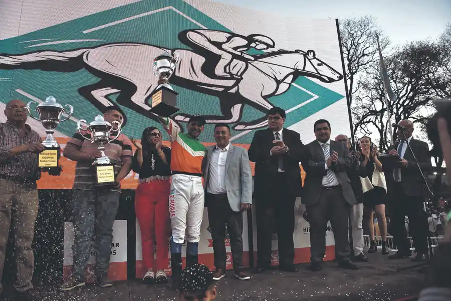 PREMIOS. Las autoridades de la Caja Popular de Ahorros entregaron los premios. 