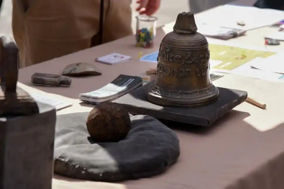 MEMORIA VIVA. Una bala de cañón usada en la batalla y una réplica de una campana se expusieron en la plaza.
