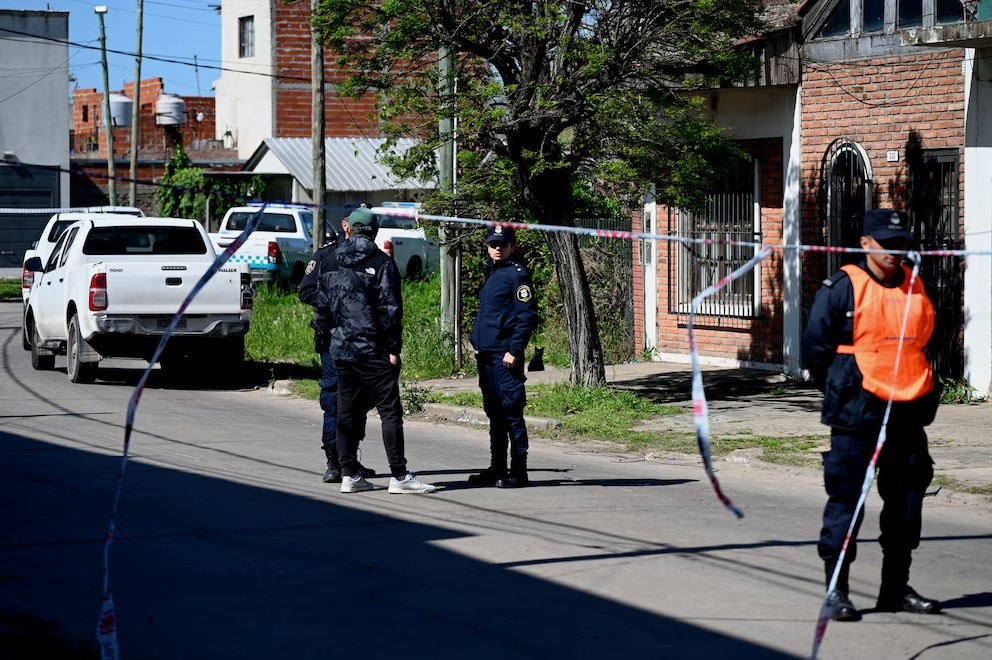 DETENIDOS. Dos sospechosos fueron hallados limpiando restos de sangre.