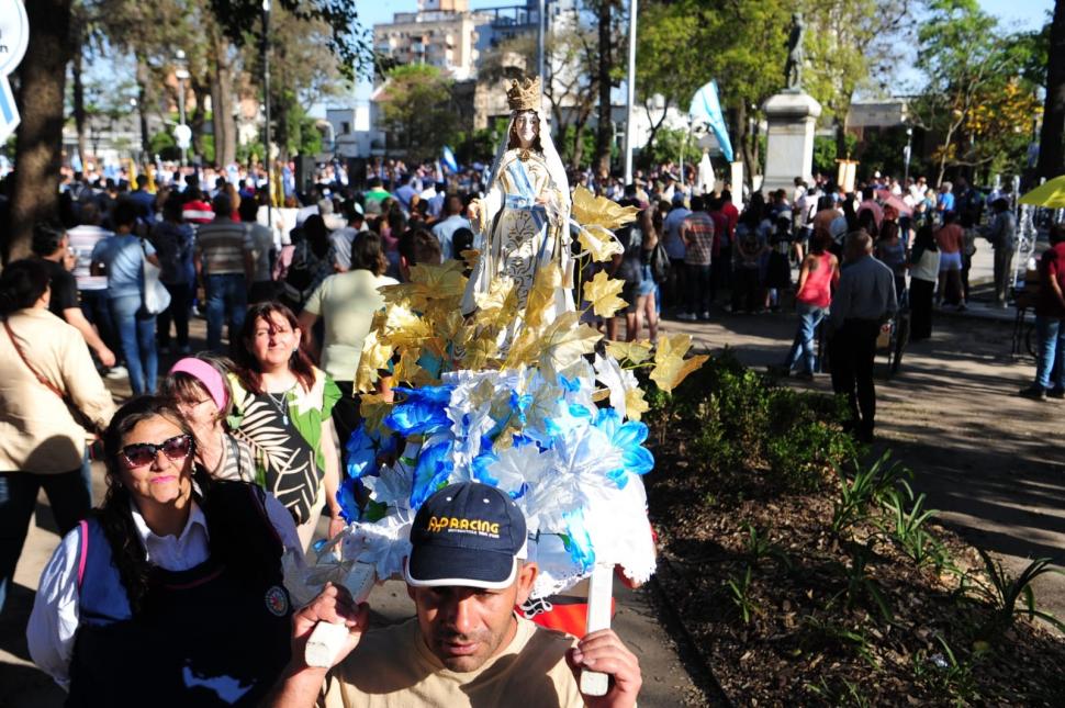 PROTAGONISTA. A la izquierda de la Virgen, con anteojos negros, está Mabel, directora de la escuela Lizondo Borda.