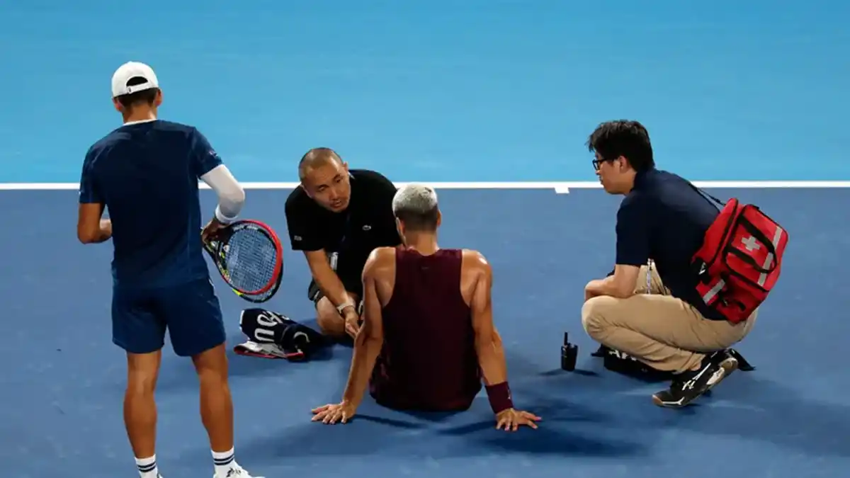 Carlos Alcaraz se dobló el tobillo en su debut en Tokio: ¿podrá seguir en el torneo?