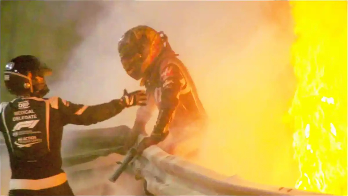 EL MILAGRO. La imagen de Grosjean saliendo de las llamas en Bahréin recorrió el mundo y quedó grabada en la historia de la Fórmula 1.