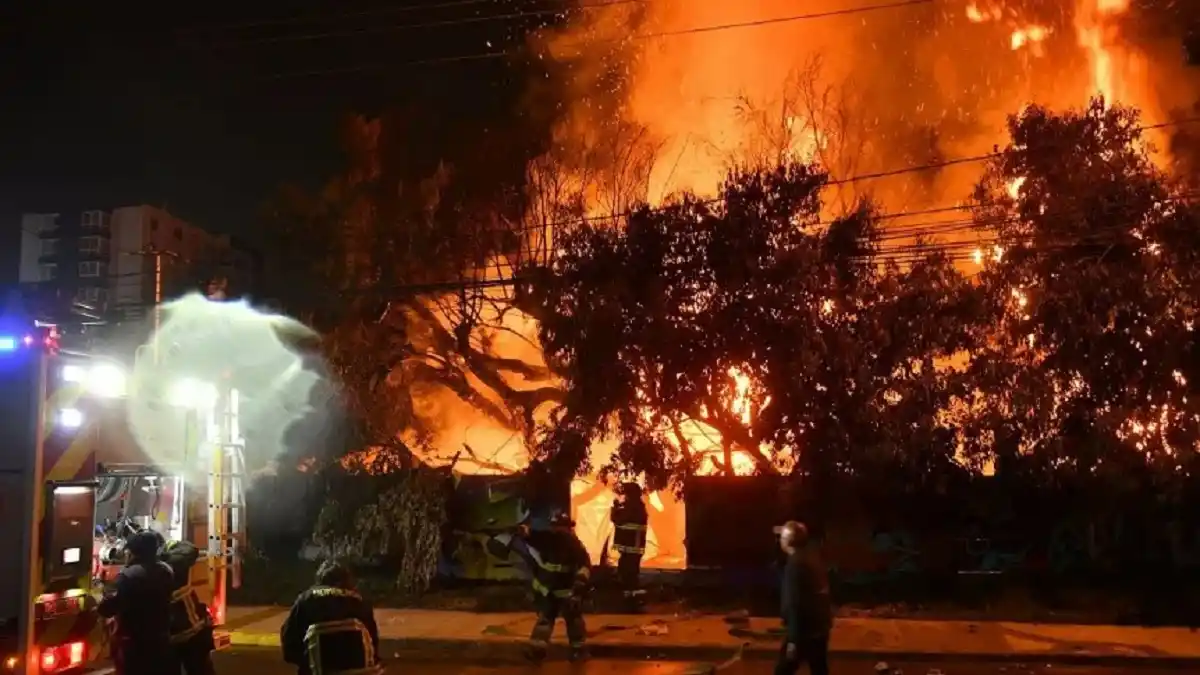 Universidad de Chile y otra polémica: el banderazo previo a Alianza Lima terminó en incendio y escándalo