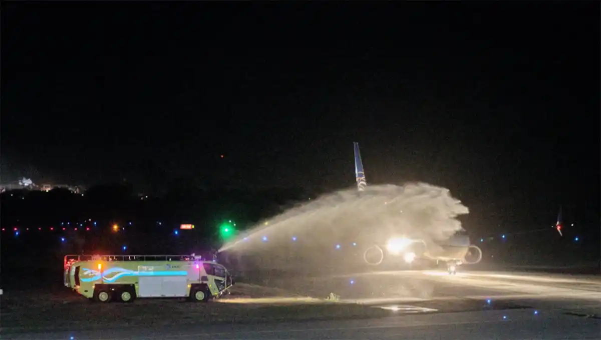 CHORRO. El vuelo CM 745 de Copa Airlines fue recibido anoche con la tradicional ceremonia de inauguración. 
