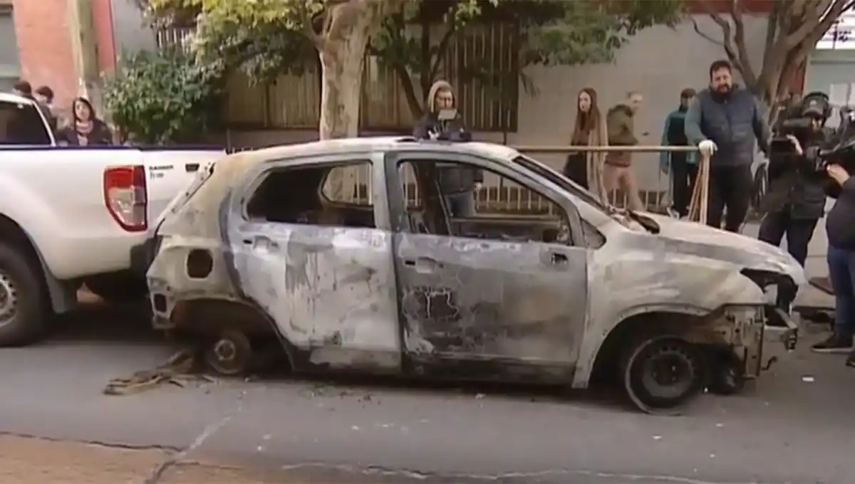 DESTRUIDA. La camioneta en la que trasladaron a las adolescentes tenía patente melliza y fue incendiada el mismo sábado por la madrugada. 