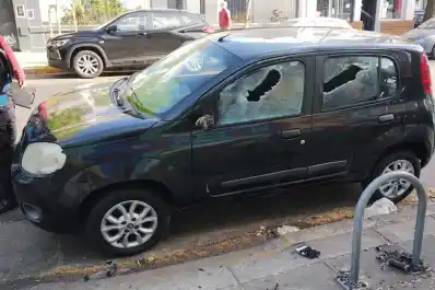 Una mujer destrozó los autos de Gustavo Sylvestre y Gabriela Radice con un palo de hockey frente a Radio 10