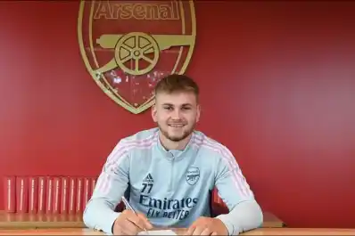 Dolor en el mundo del fútbol: murió un exjugador del Arsenal, tras un accidente en pleno partido