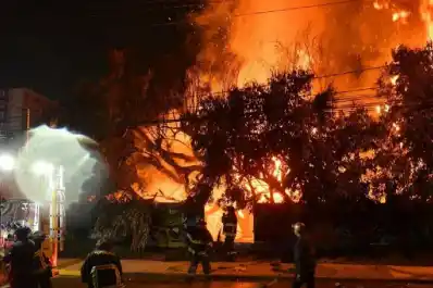 Universidad de Chile y otra polémica: el banderazo previo a Alianza Lima terminó en incendio y escándalo