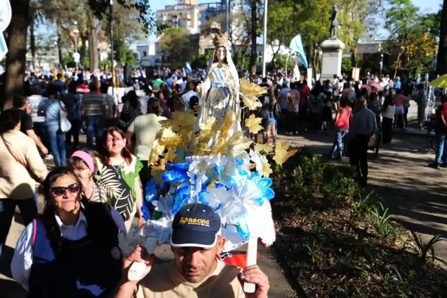 PROTAGONISTA. A la izquierda de la Virgen, con anteojos negros, está Mabel, directora de la escuela Lizondo Borda.