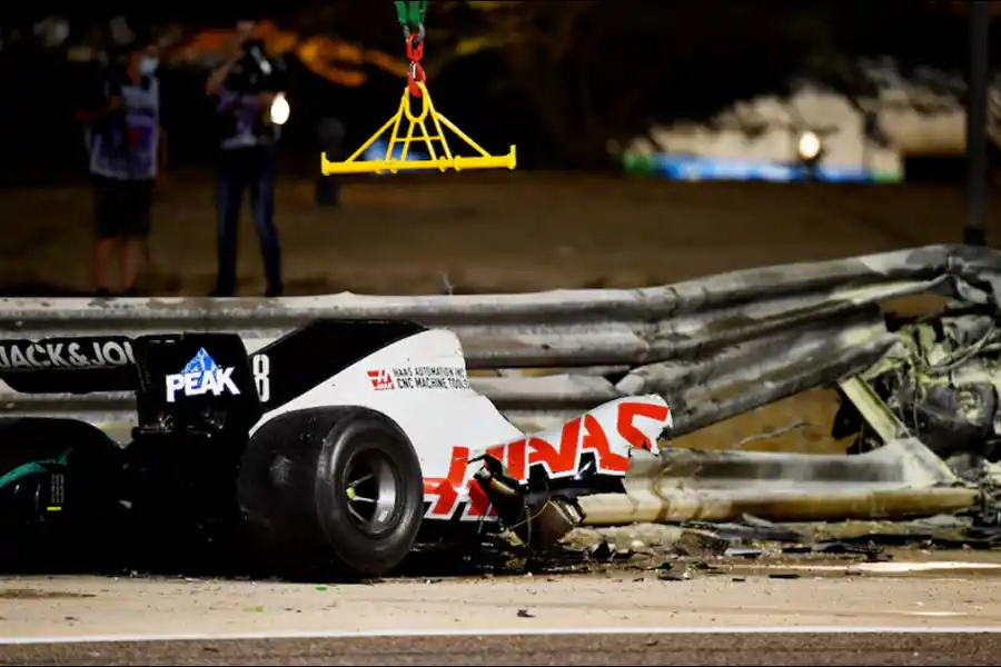 EL IMPACTO. Así quedó el monoplaza de Grosjean tras chocar a más de 220 km/h en la primera vuelta del Gran Premio de Bahréin 2020.