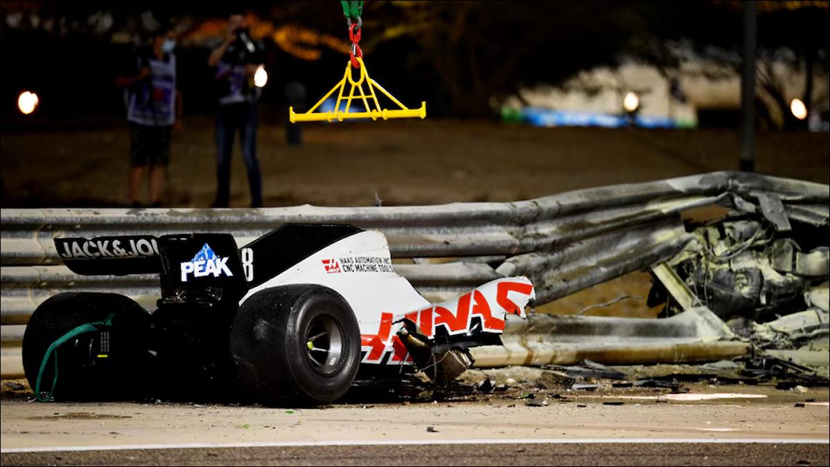 EL IMPACTO. Así quedó el monoplaza de Grosjean tras chocar a más de 220 km/h en la primera vuelta del Gran Premio de Bahréin 2020.