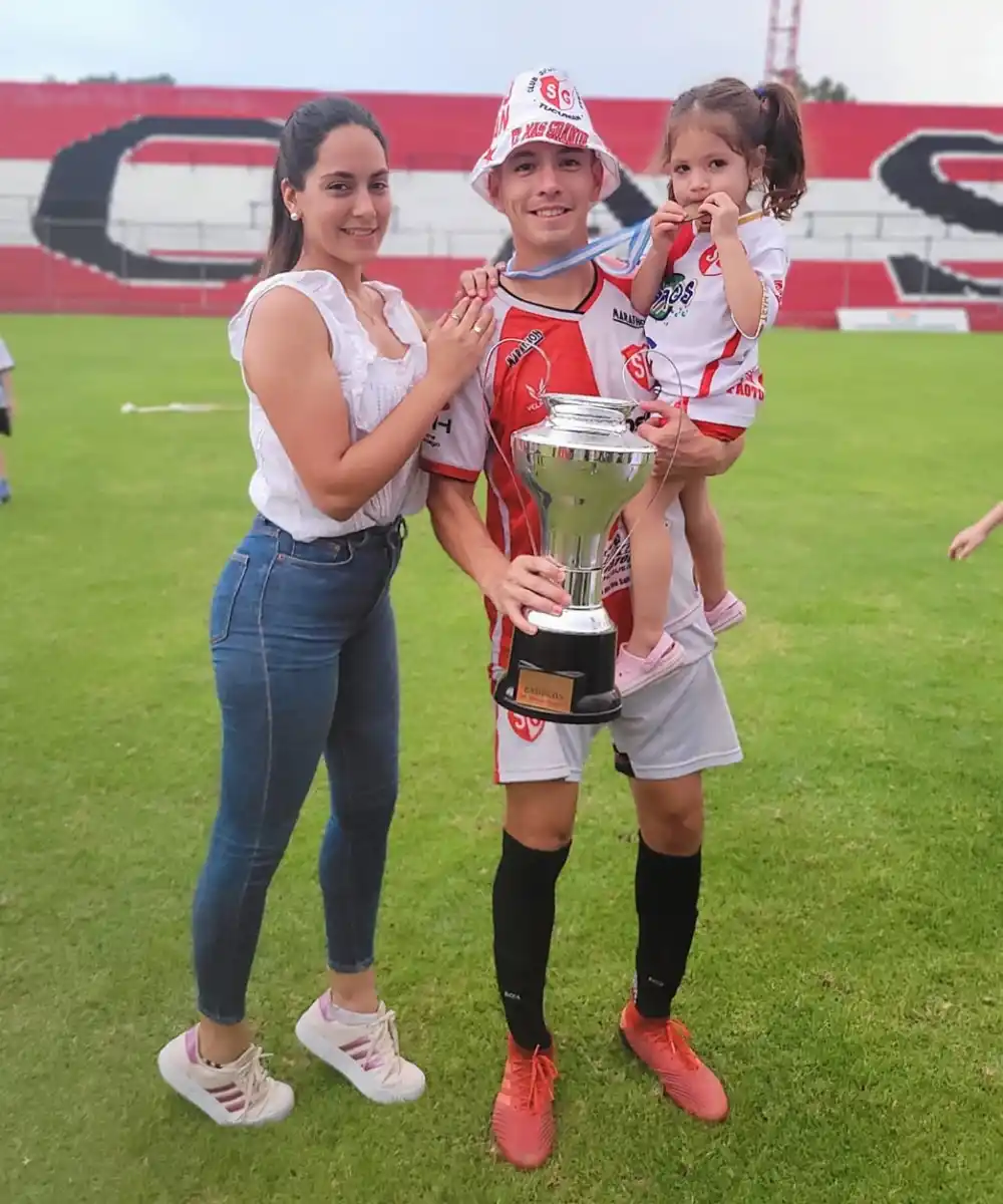 EN FAMILIA. Nelson posa junto a su pareja y su hija luego de haberse consagrado campeón con Sportivo Guzmán.