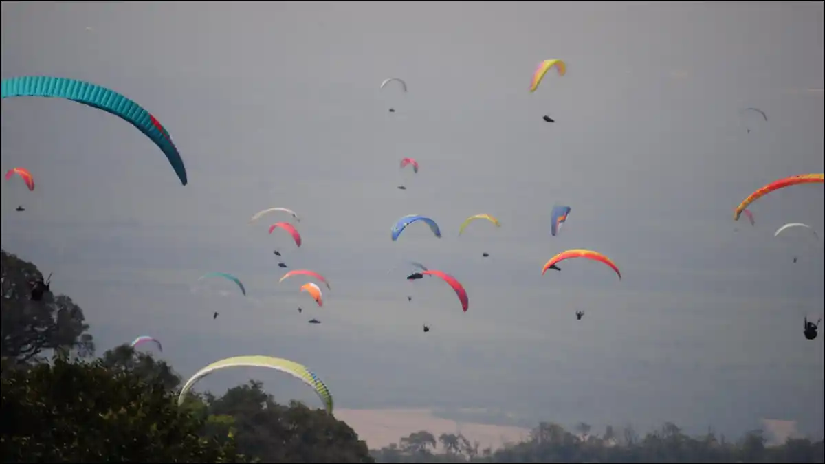 COLORES EN EL CIELO. Más de 80 pilotos participan en la competencia que reúne a representantes de Argentina y de otros países.