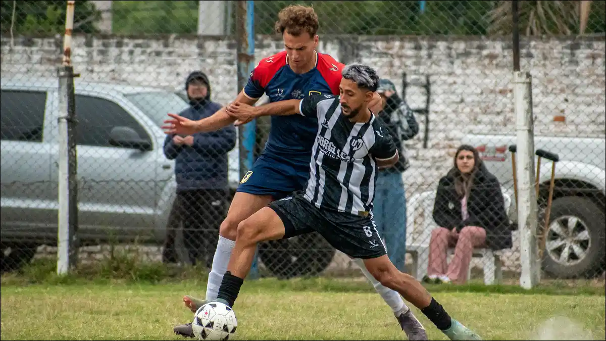 PROTAGONISTAS. Ríos y Herrera, en una acción del partido que debió suspenderse por el grave episodio en Burruyacú.