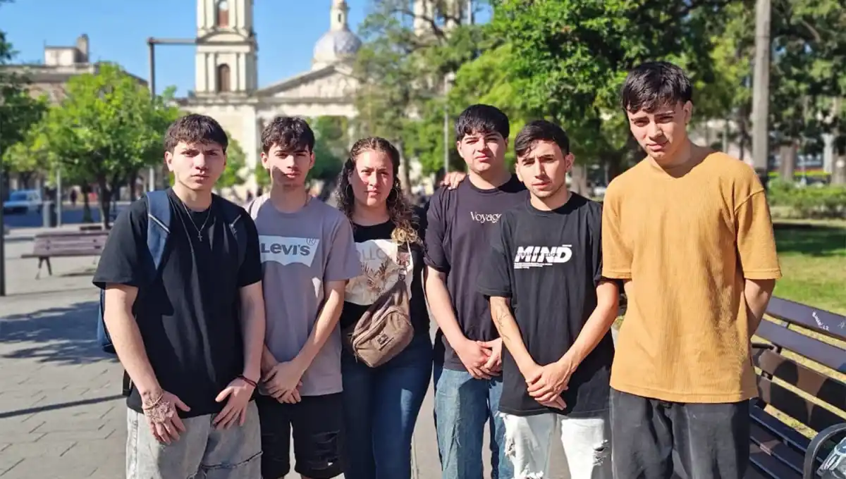 EN LA PLAZA. Allegados a Toledo llevaron su reclamo de justicia por el asesinato del joven.