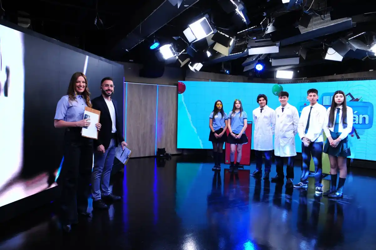 TODOS LISTOS. Auad, Servetto (los conductores) y los chicos que participaron en la final de Enseñame, Tucumán. LA GACETA / FOTO DE DIEGO ARÁOZ