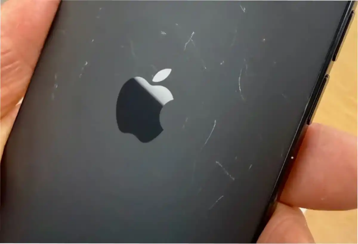 Usuarios notaron rayones en sus nuevos iPhone.