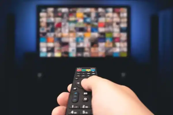 Según la IA, cuáles son las mejores plataformas para ver películas y series gratis