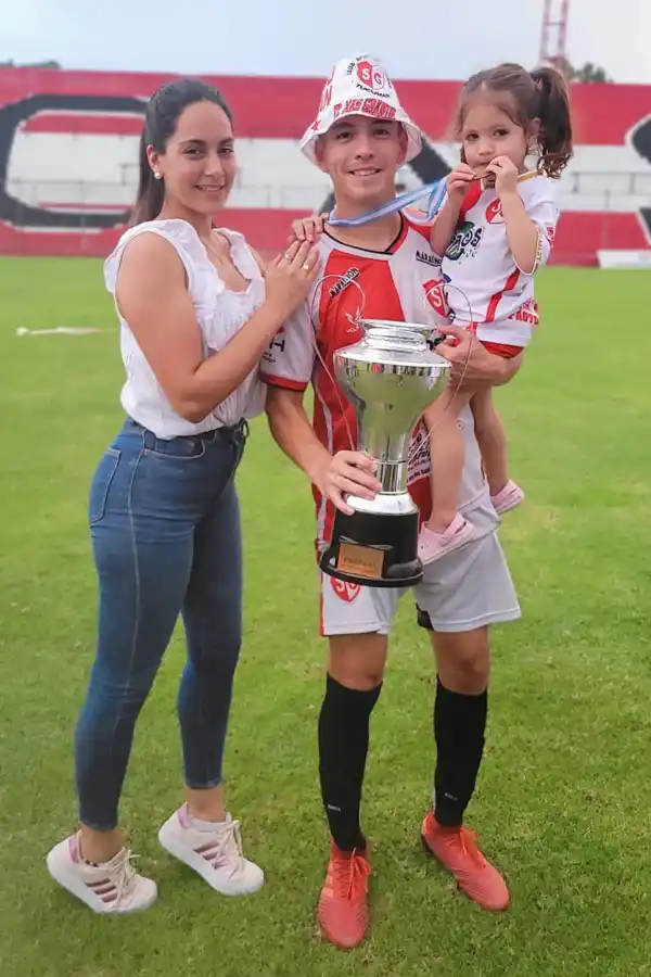EN FAMILIA. Nelson posa junto a su pareja y su hija luego de haberse consagrado campeón con Sportivo Guzmán.