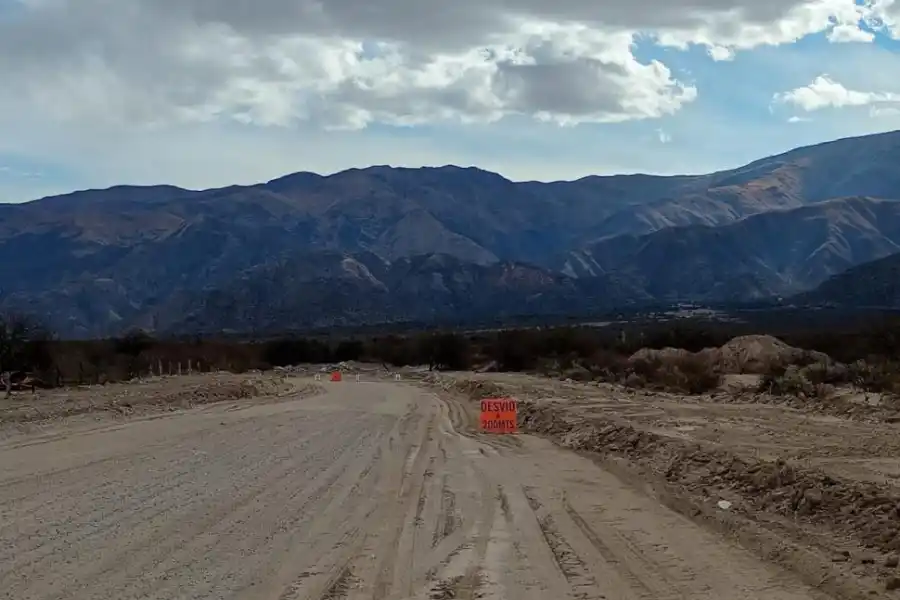 CINTA ASFÁLTICA Y BANQUINAS. Ahora la traza es mucho más ancha.