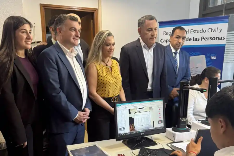 PRUEBA. El ministro de Gobierno Regino Amado, el secretario de Gobierno y Relaciones Institucionales, Raúl Albarracín y la directora del Registro Civil Carolina Bidegorry, en la previa al lanzamiento del sistema de actas digitales.