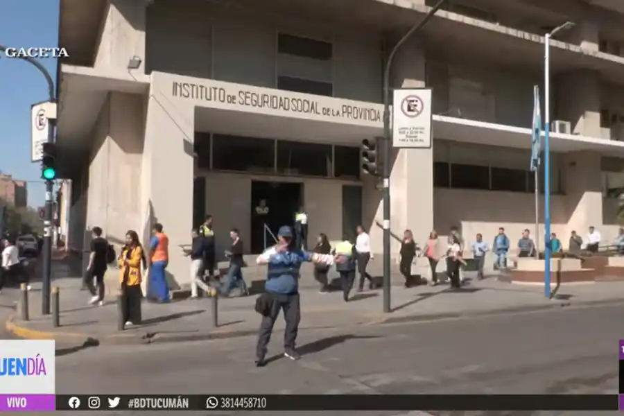 Simulacro de incendio en el Subsidio de Salud: evacuaron a 400 personas y cortaron las calles en el centro