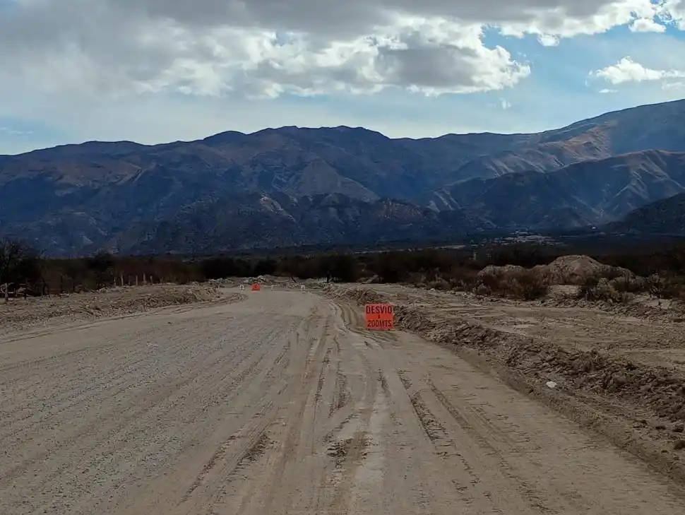 CINTA ASFÁLTICA Y BANQUINAS. Ahora la traza es mucho más ancha.