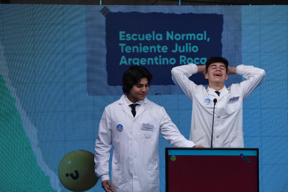 EXTASIADOS. Los chicos de la Normal Julio A. Roca, tras el triunfo. LA GACETA / FOTO DE DIEGO ARÁOZ